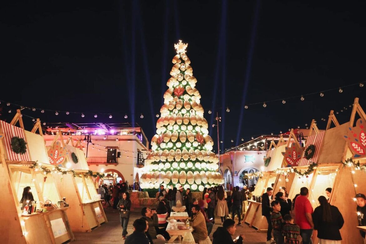 La magia de la navidad llegó a Tequisquiapan con el encendido del árbol artesanal